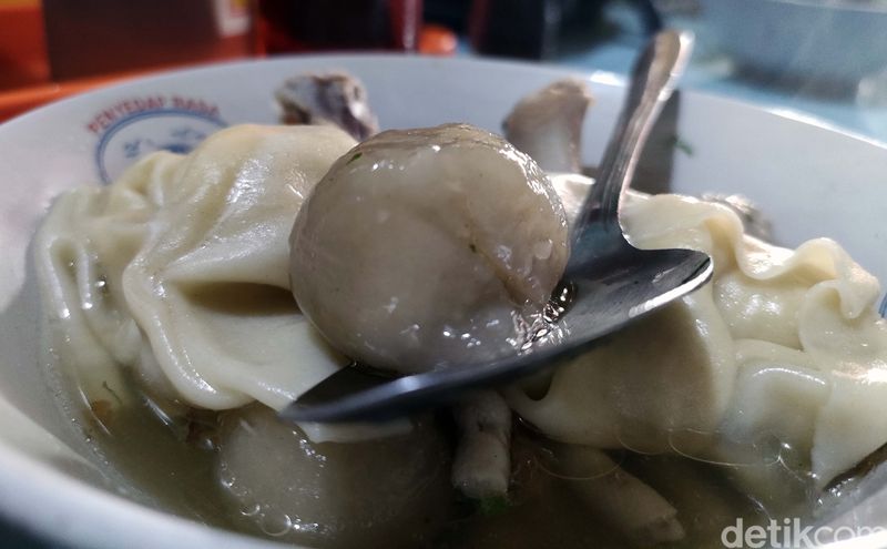 Ada warung bakso aci kampung yang sedang hits di Kabupaten Garut. Harganya murah-meriah, tapi porsinya bisa bikin kenyang seharian. Loba pisan euy!