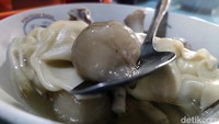Warung bakso ini menyediakan beragam varian bakso. Yang paling hits, adalah bakso acinya yang bulat dan besar. Isinya jando atau yang biasa disebut warga Garut gajih. Jika dimakan panas-panas, sensasinya bakal terasa unik di mulut.