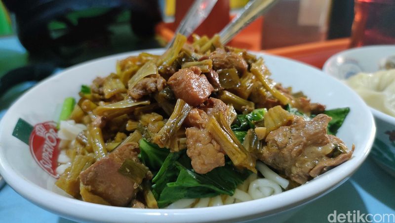 Ada warung bakso aci kampung yang sedang hits di Kabupaten Garut. Harganya murah-meriah, tapi porsinya bisa bikin kenyang seharian. Loba pisan euy!