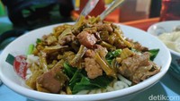 Selain bakso aci, ada satu andalan lainnya, yakni pangsit kuah. Pangsit kuah di sini menjadi buruan karena berisi daging ayam murni tanpa campuran yang banyak banget!