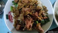 Harga seporsi bakso aci dan mi ayam yang ada di tempat ini sangat bersahabat dengan kantong. Yang paling mahal, adalah paket mi ayam komplit. Itu pun hanya Rp 25 ribu.