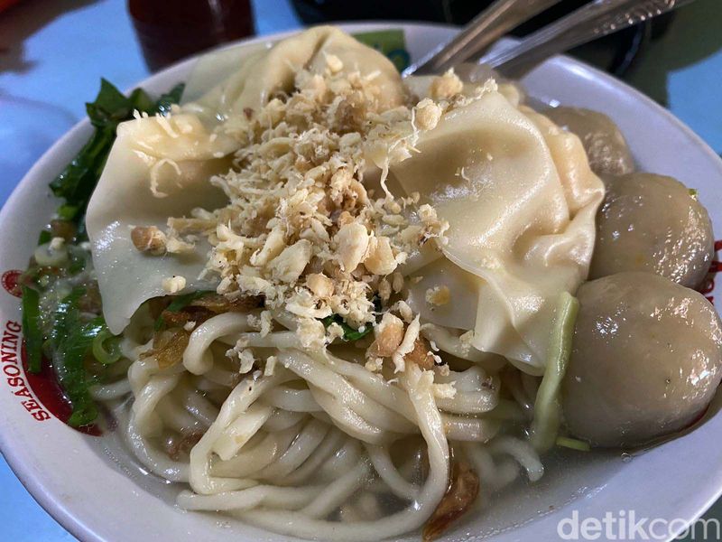Ada warung bakso aci kampung yang sedang hits di Kabupaten Garut. Harganya murah-meriah, tapi porsinya bisa bikin kenyang seharian. Loba pisan euy!