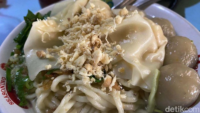 Gurih Kenyal Baso Aci Jando di Garut, Lezatnya Bikin Nagih Ada warung bakso aci kampung yang sedang hits di Kabupaten Garut. Harganya murah-meriah, tapi porsinya bisa bikin kenyang seharian. Loba pisan euy!