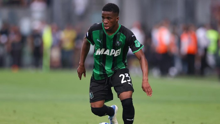 REGGIO NELLEMILIA, ITALY - MAY 22: Hamed Junior Traore of US Sassuolo during the Serie A match between US Sassuolo and AC Milan at Mapei Stadium - Citta del Tricolore on May 22, 2022 in Reggio nellEmilia, Italy. (Photo by Jonathan Moscrop/Getty Images)