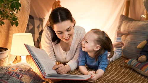 Ilustrasi dongeng anak atau membaca buku