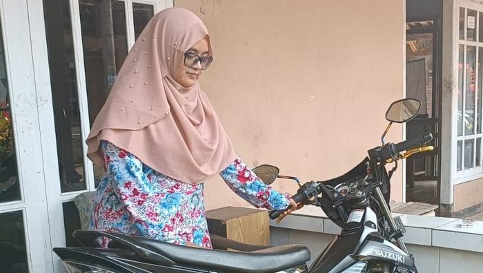 Indahwati, kakak Roni wisatawan yang hilang di Bromo