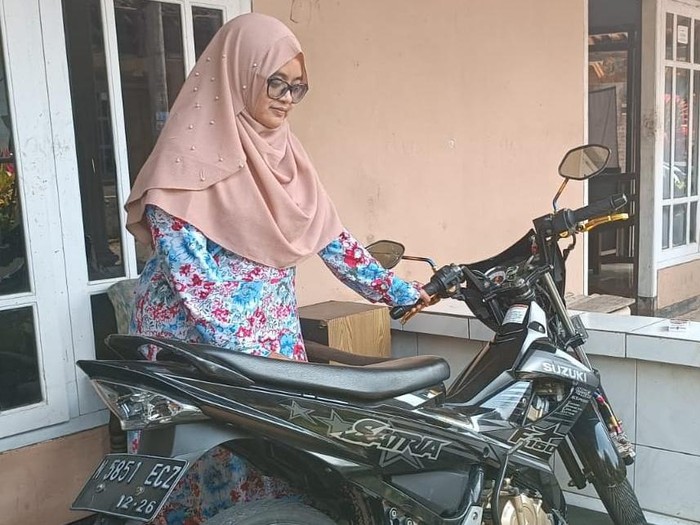 Indahwati, kakak Roni wisatawan yang hilang di Bromo