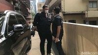 Host Brownis itu terlihat memakai kemeja dan celana serba hitam. Foto: Hanif/detikHOT