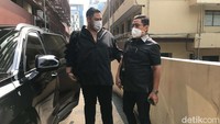 Ivan Gunawan terlihat tiba di Bareskrim Mabes Polri pada Rabu (22/6/2022) sekitar pukul 10.55 WIB bersama pengacaranya, Sandy Arifin. Foto: Hanif/detikHOT