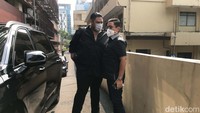 Pada pemeriksaan sebelumnya, Ivan Gunawan sudah mengembalikan uang sebesar Rp 921,7 juta honornya sebagai brand ambassador DNA Pro yang diduga merupakan aplikasi investasi bodong. Foto: Hanif/detikHOT