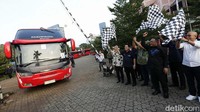Menteri BUMN Erick Thohir (kedua kiri), Wakil Menteri Ketenagakerjaan Afriansyah Noor, (kedua kanan) Kepala Badan Pelindungan Pekerja Migran Indonesia (BP2MI), Benny Rhamdani (kanan) dan Duta Besar Jepang Kanasugi Kenji mengangkat bendera saat melepas keberangkatan pelepasan Pekerja Migran Indonesia (PMI) di Hotel Ciputra, Jakarta, Rabu (22/6/22).