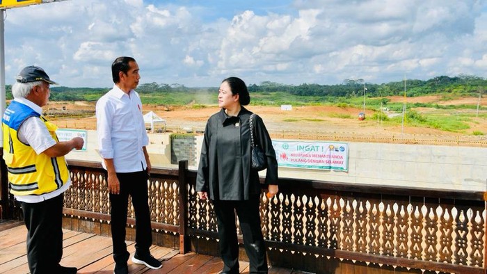 Jokowi dan Puan di Bendungan Sepaku Semoi