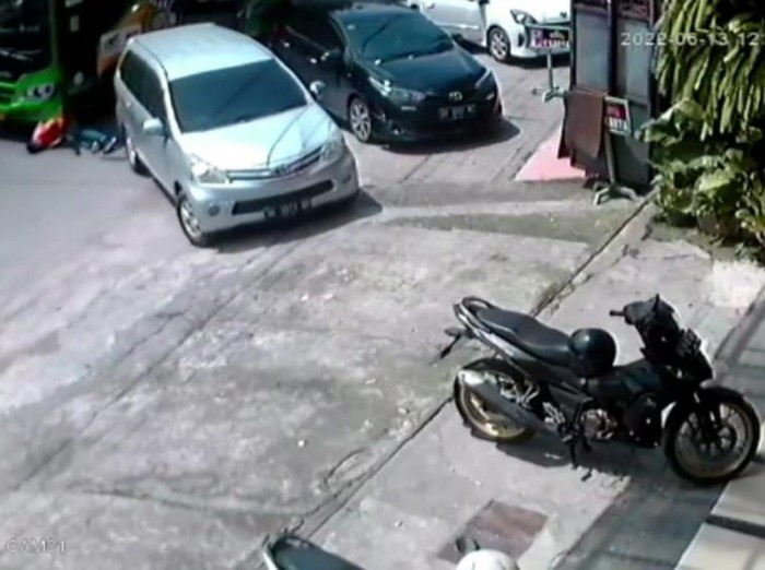 Jukir terlindas Bus Trans Metro Deli di Jalan Jamin Ginting, Medan. (foto: istimewa)