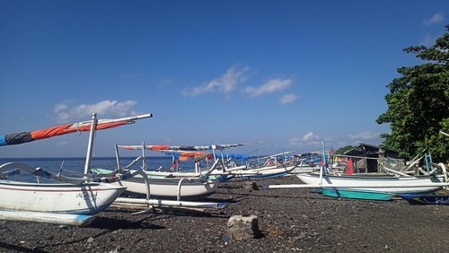 Jukung para nelayan yang terparkir di Ujung Pesisi akibat banyak yang tidak melaut