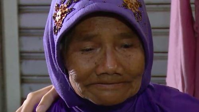Kabar bahagia datang dari Mak Ikah, nenek 70 tahun pengurus anak down syndrome dan adiknya yang stroke. Kini, Mak Ikah sudah mempunyai kamar mandi di rumahnya.