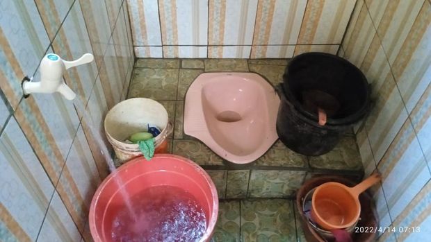 Kabar bahagia datang dari Mak Ikah, nenek 70 tahun pengurus anak down syndrome dan adiknya yang stroke. Kini, Mak Ikah sudah mempunyai kamar mandi di rumahnya.