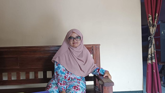 kakak Roni Nur Efendi (20) wisatawan hilang di bromo bernama Indahwati (31)