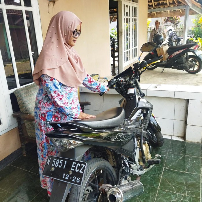 kakak Roni Nur Efendi (20) wisatawan hilang di bromo bernama Indahwati (31)