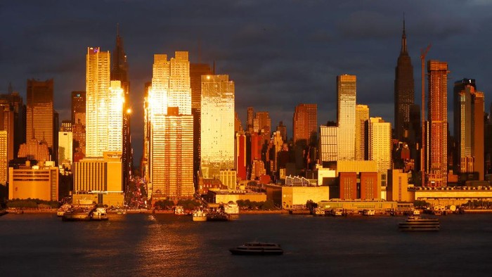 Ada yang berbeda dari lansekap perkotaan New York saat matahari terbenam. Kawasan Manhattan tersebut tampil bak kota berlapis emas yang berkilau.