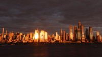 Lansekap foto yang diambil dari kawasan New Jersey ini menampilkan sisi lain dari New York.