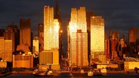 Ini dia potret perkotaan di New York, Amerika Serikat, saat menjelma bak kota berlapis emas saat matahari terbenam, Selasa (21/6/2022).