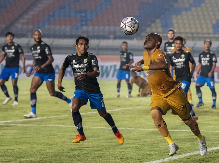 Pesepak bola Persib Bandung Frets Butuan (kedua kiri) dan David Rumakiek (kanan) berusaha menghadang laju pesepak bola Bhayangkara FC Kasim Botan (kedua kanan) saat pertandingan Group C Piala Presiden 2022 di Stadion Si Jalak Harupat, Kabupaten Bandung, Jawa Barat, Selasa (21/6/2022). Persib Bandung menang dengan skor 1-0 atas Bhayangkara FC. ANTARA FOTO/M Agung Rajasa/rwa.