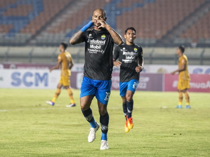 Pesepak bola Persib Bandung Frets Butuan (kedua kiri) dan David Rumakiek (kanan) berusaha menghadang laju pesepak bola Bhayangkara FC Kasim Botan (kedua kanan) saat pertandingan Group C Piala Presiden 2022 di Stadion Si Jalak Harupat, Kabupaten Bandung, Jawa Barat, Selasa (21/6/2022). Persib Bandung menang dengan skor 1-0 atas Bhayangkara FC. ANTARA FOTO/M Agung Rajasa/rwa.