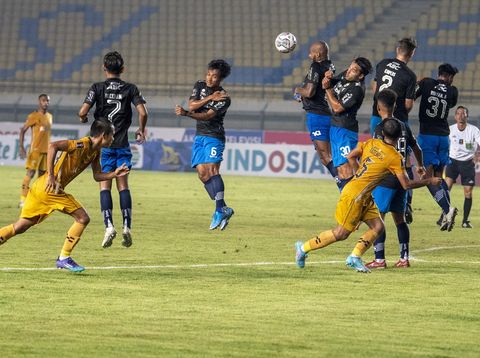 Pesepak bola Persib Bandung Frets Butuan (kedua kiri) dan David Rumakiek (kanan) berusaha menghadang laju pesepak bola Bhayangkara FC Kasim Botan (kedua kanan) saat pertandingan Group C Piala Presiden 2022 di Stadion Si Jalak Harupat, Kabupaten Bandung, Jawa Barat, Selasa (21/6/2022). Persib Bandung menang dengan skor 1-0 atas Bhayangkara FC. ANTARA FOTO/M Agung Rajasa/rwa.
