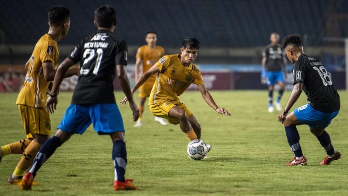 Pesepak bola Persib Bandung Frets Butuan (kedua kiri) dan David Rumakiek (kanan) berusaha menghadang laju pesepak bola Bhayangkara FC Kasim Botan (kedua kanan) saat pertandingan Group C Piala Presiden 2022 di Stadion Si Jalak Harupat, Kabupaten Bandung, Jawa Barat, Selasa (21/6/2022). Persib Bandung menang dengan skor 1-0 atas Bhayangkara FC. ANTARA FOTO/M Agung Rajasa/rwa.