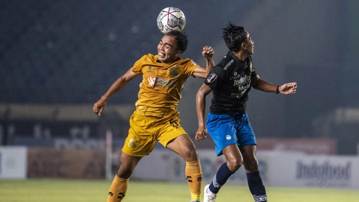 Pesepak bola Persib Bandung Frets Butuan (kedua kiri) dan David Rumakiek (kanan) berusaha menghadang laju pesepak bola Bhayangkara FC Kasim Botan (kedua kanan) saat pertandingan Group C Piala Presiden 2022 di Stadion Si Jalak Harupat, Kabupaten Bandung, Jawa Barat, Selasa (21/6/2022). Persib Bandung menang dengan skor 1-0 atas Bhayangkara FC. ANTARA FOTO/M Agung Rajasa/rwa.