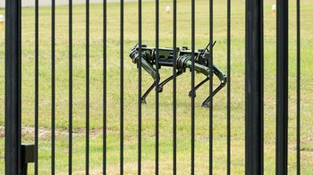 Kantor Kepresidenan Yongsan yang baru dijaga sejumlah petugas keamanan, termasuk robot anjing cerdas yang menarik perhatian ini.  