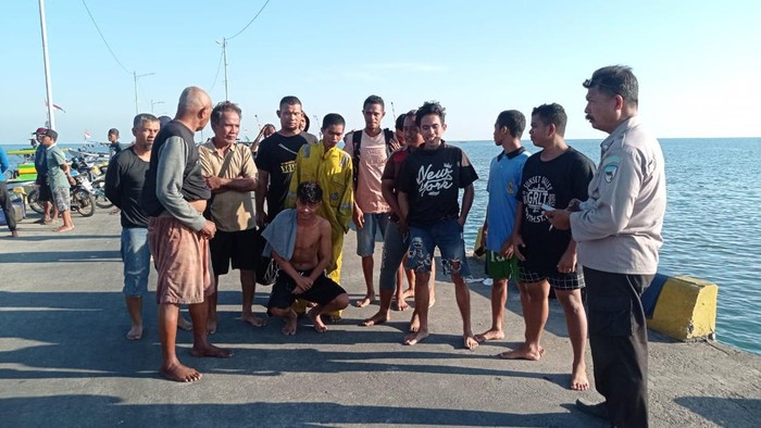 kapal nelayan menyelamatkan 14 kru Kapal Fajar Nusantara