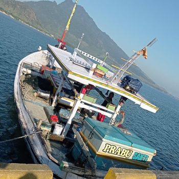 kapal nelayan menyelamatkan 14 kru Kapal Fajar Nusantara