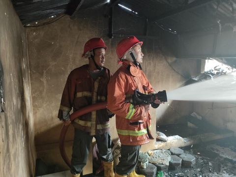 Kebakaran rumah warga di Desa Tumpang Krasak, Kecamatan Jati, Kudus, Rabu (22/6/2022).