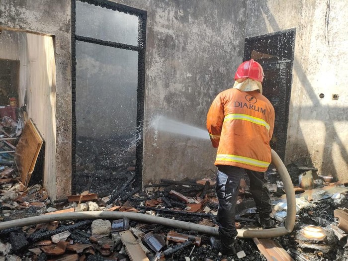 Kebakaran rumah warga di Desa Tumpang Krasak, Kecamatan Jati, Kudus, Rabu (22/6/2022).
