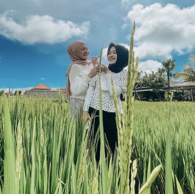 Hal itu diungkap Putri Delina saat menjadi bintang tamu kanal YouTube Maia Estianty. Netizen ramai menyemangati Putri yang merasa tidak memiliki semangat hidup. “Nggak semangat dalam apapun pokoknya itu, nggak tahu kenapa Putri juga bingung sama diri Putri sendiri. Kayak merasakan oh ternyata dunia itu seperti ini ya.” Foto: dok. Instagram @nathalieholscher