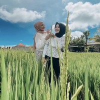 Hal itu diungkap Putri Delina saat menjadi bintang tamu kanal YouTube Maia Estianty. Netizen ramai menyemangati Putri yang merasa tidak memiliki semangat hidup. “Nggak semangat dalam apapun pokoknya itu, nggak tahu kenapa Putri juga bingung sama diri Putri sendiri. Kayak merasakan oh ternyata dunia itu seperti ini ya.” Foto: dok. Instagram @nathalieholscher