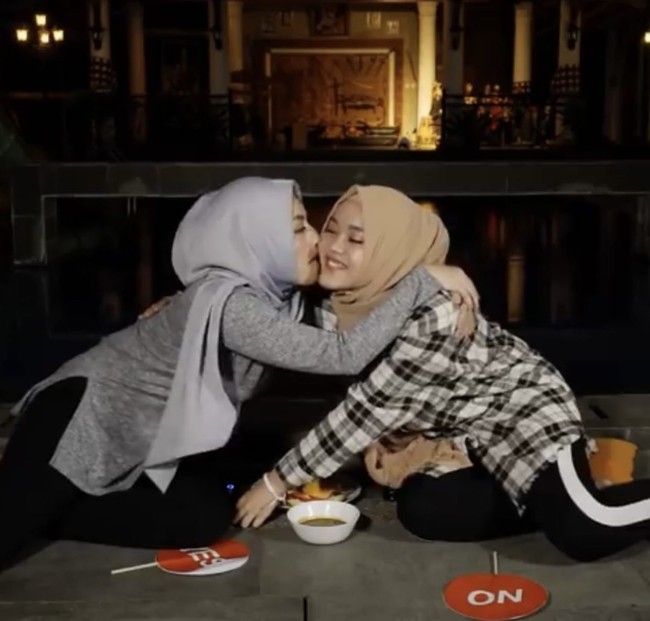 Saat ditanyakan Maia Estianty penyebabnya merasa kesepian, Putri Delina merasa bingung karena sudah tidak tinggal dengan Sule selama satu tahun terakhir. Adik kandung Rizky Febian itu memang sudah dibelikan rumah oleh ayahnya. Foto: dok. Instagram @nathalieholscher