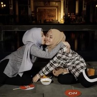 Saat ditanyakan Maia Estianty penyebabnya merasa kesepian, Putri Delina merasa bingung karena sudah tidak tinggal dengan Sule selama satu tahun terakhir. Adik kandung Rizky Febian itu memang sudah dibelikan rumah oleh ayahnya. Foto: dok. Instagram @nathalieholscher