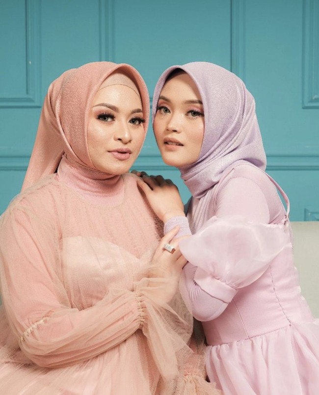“Bunda masih belajar menjadi ibu sambung yang baik, ya bunda minta maaf karena belum sempurna. Karena memang masih muda juga dan masih banyak belajar,” ucap Nathalie Holscher lewat kanal YouTube Uya Kuya. Foto: dok. Instagram @nathalieholscher