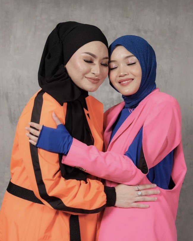 Nathalie Holscher pun tak kuasa menahan air matanya saat membicarakan Putri Delina di video YouTube Uya Kuya. Dia mengaku bingung dengan sikap Putri Delina dan selalu meminta maaf setiap bertemu. Foto: dok. Instagram @nathalieholscher