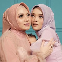 Sule akhirnya buka suara mengenai sakit hati Putri Delina kepada Nathalie Holscher. Dia mengatakan bahwa permasalahan itu adalah tanggung jawabnya. Netizen pun ramai menyemangati Nathalie untuk memahami watak dan kepribadian Putri. Foto: dok. Instagram @nathalieholscher