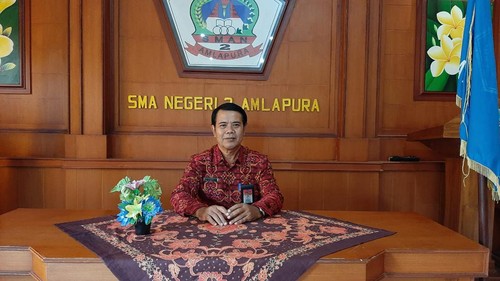 Kepala SMAN 2 Amlapura I Wayan Sugiana