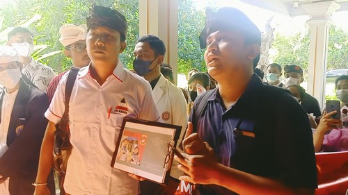 Ketua FKPP Bali, I Ketut Sae Tanju dan Koordinator Alumni SMA Bali Mandara, I Made Gede Eris Dwi Wahyudi ketika menunjukkan kajian yang telah di rancang kepada anggota DPRD Provinsi Bali, Senin (20/6/2022)