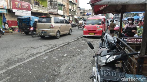 Kondisi jalan rusak di depan Pasar Sukaramai Medan