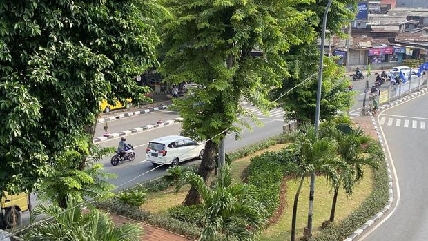 Kondisi Jl I Gusti Ngurah Rai di depan Stasiun Klender Baru. Lokasi itu akan menjadi tempat pembangunan JPO.