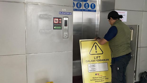 Kondisi lift dan eskalator di Stasiun Cakung, Rabu (22/6/2022).