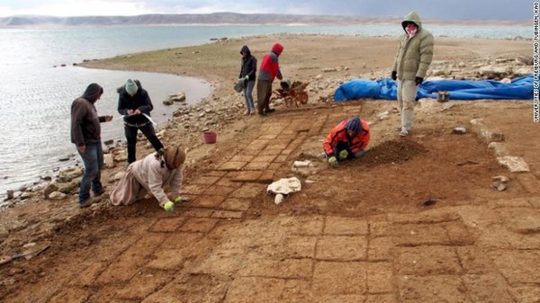 Arkeolog Jerman dan Kurdi bekerja sama dengan Direktorat Purbakala dan Warisan di Duhok melakukan penggalian di sepanjang Sungai Tigris, wilayah Kurdistan, Irak Utara.  (Universities of Freiburg and Tubingen; KAO/CNN)