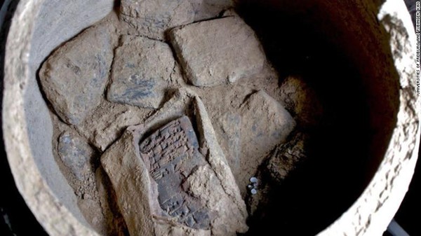 Tablet cuneiform (aksara paku) belum dipelajari, namun peneliti berharap mereka bisa menemukan informasi mengenai nasib kota setelah gempa bumi dahsyat yang terjadi di kota tersebut. (Universities of Freiburg and Tubingen; KAO/CNN) Tablet cuneiform (aksara paku) belum dipelajari, namun peneliti berharap mereka bisa menemukan informasi mengenai nasib kota setelah gempa bumi dahsyat yang terjadi di kota tersebut. (Universities of Freiburg and Tubingen; KAO/CNN)