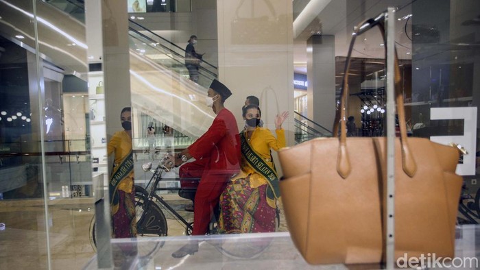 DKI Jakarta tengah hajatan, keseruan tersebut terasa hingga pusat perbelanjaan. Salah satunya di Kota Kasablanka, disini belasan sepeda onthel bisa wara-wiri keliling mal.